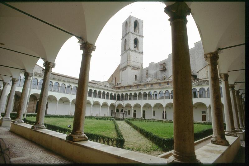 Chiostro dell'ex convento San Domenico di Perugia, ora Archivio di Stato. Vi lavorai in ottobre 1982 e in ottobre 1995!